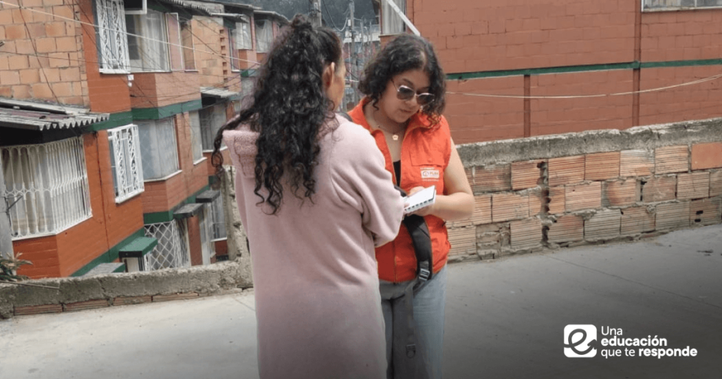 Foto que muestra dos mujeres hablando 