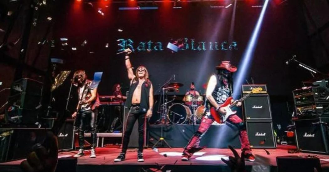Imagen de una banda de rock en tarima.