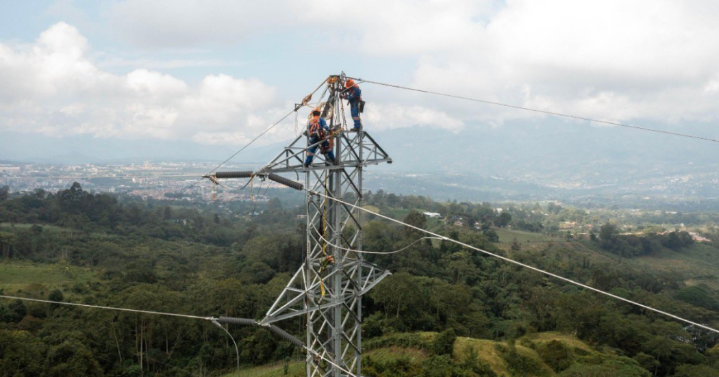 Foto de operarios de Enel realizando mantenimiento a las torres de energía.