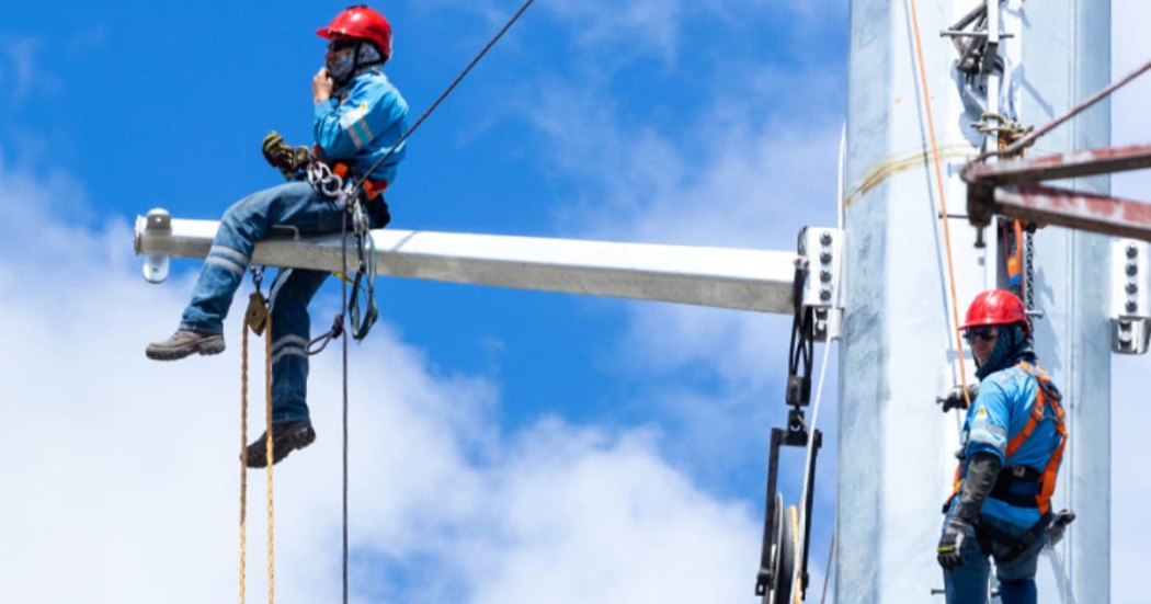 Foto que muestra personas con el uniforme de Enel Colombia. 
