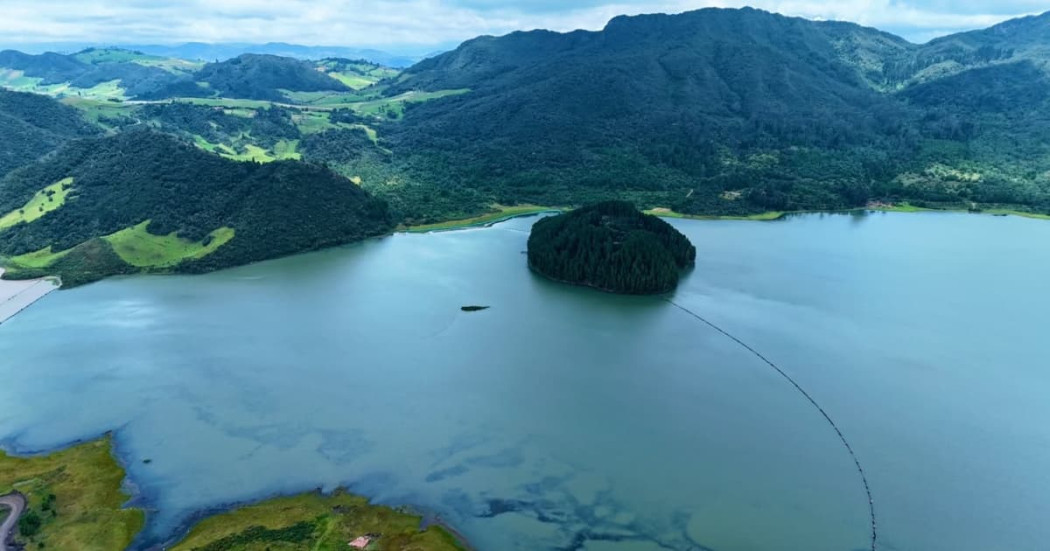 Foto panorámica del embalse de El Neusa