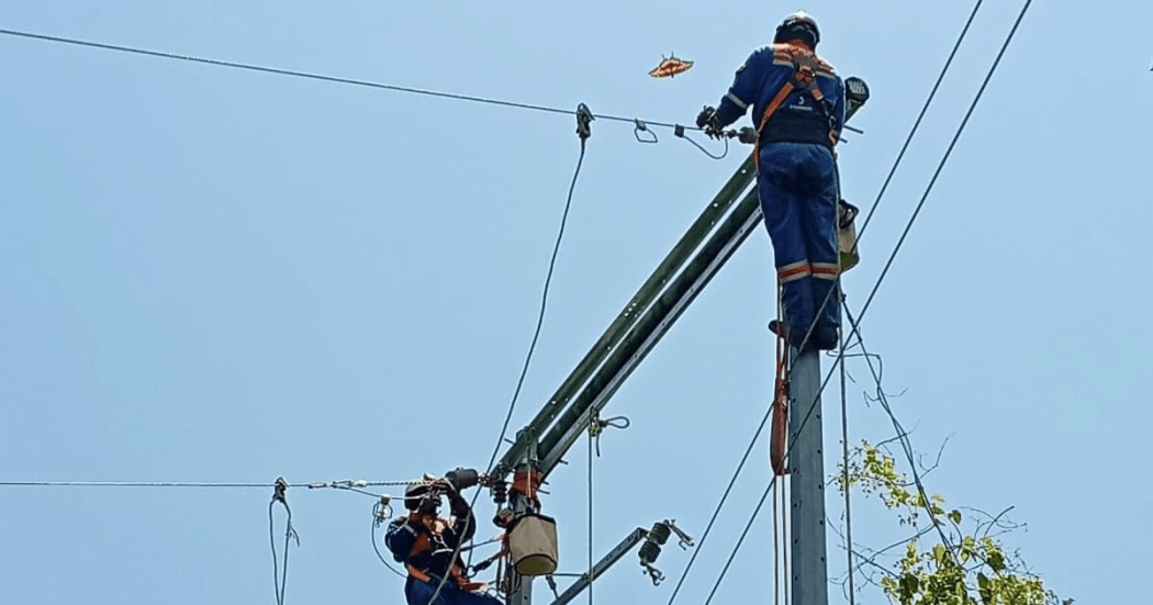 Foto que muestra personas con el uniforme de Enel Colombia 