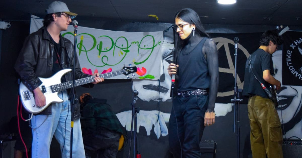 Un grupo de jóvenes músicos en tarima 