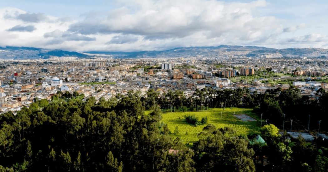 Foto panorámica de Bogotá que muestra edificios y árboles .