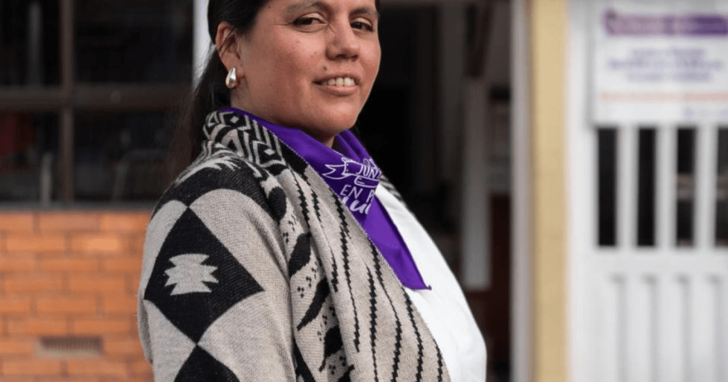 Mujer con una pañoleta morada en una Casa de Igualdad en Bogotá.