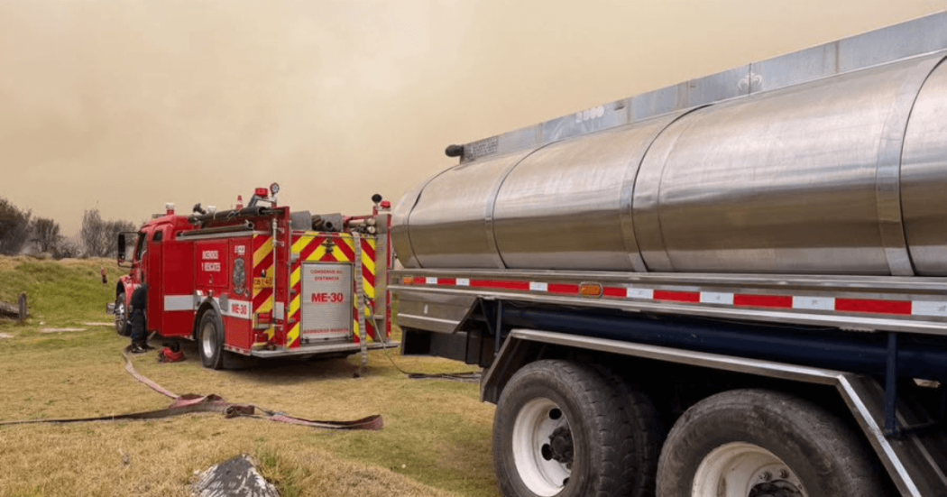 Camión de bomberos y carrotanque atendiendo labores de extinción de incendio en Usme. 