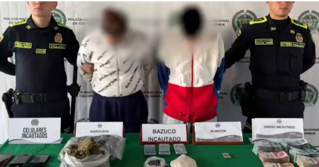 Foto de dos personas capturadas por la Policía 