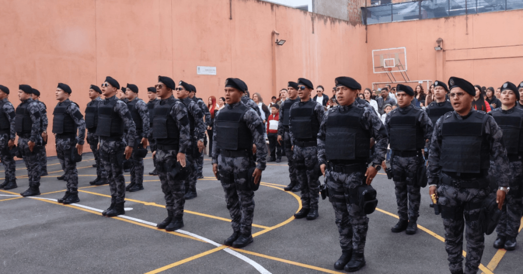 Guardianes de la Cárcel Distrital certificados en operaciones tácticas para el manejo de equipos antimotines.