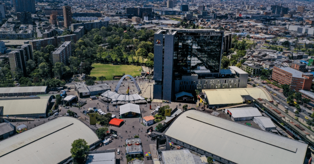 Foto panorámica de Bogotá que muestra edificios y personas