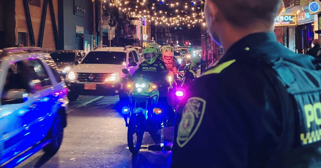 Policías patrullando una zona de rumba en Bogotá.