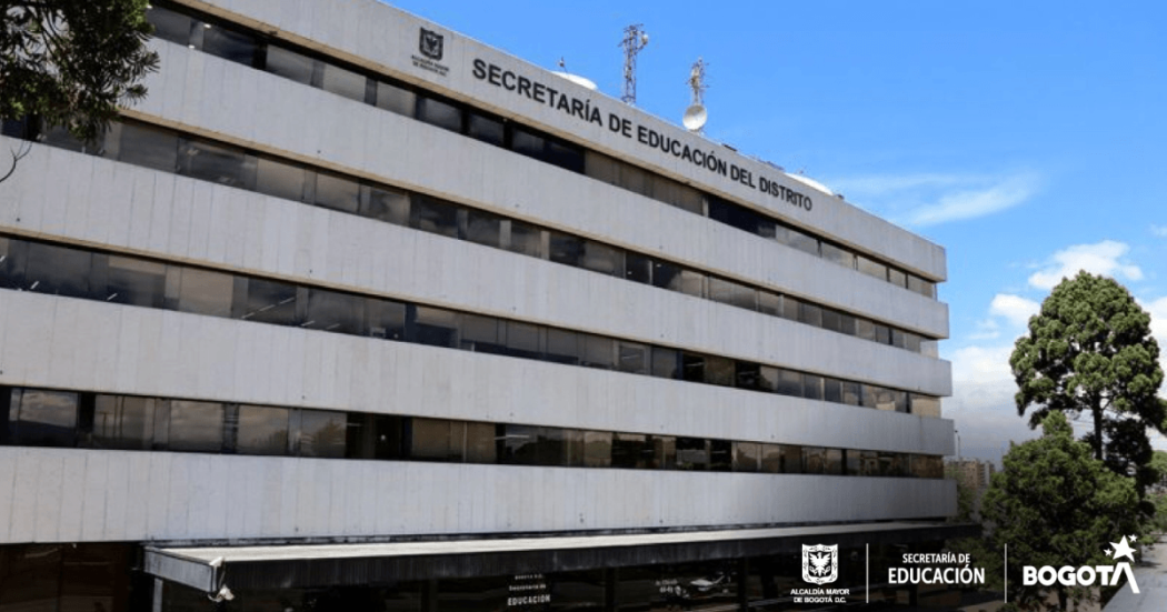 Foto que muestra una fachada de un edificio blanco con el letrero Secretaría de Educación 