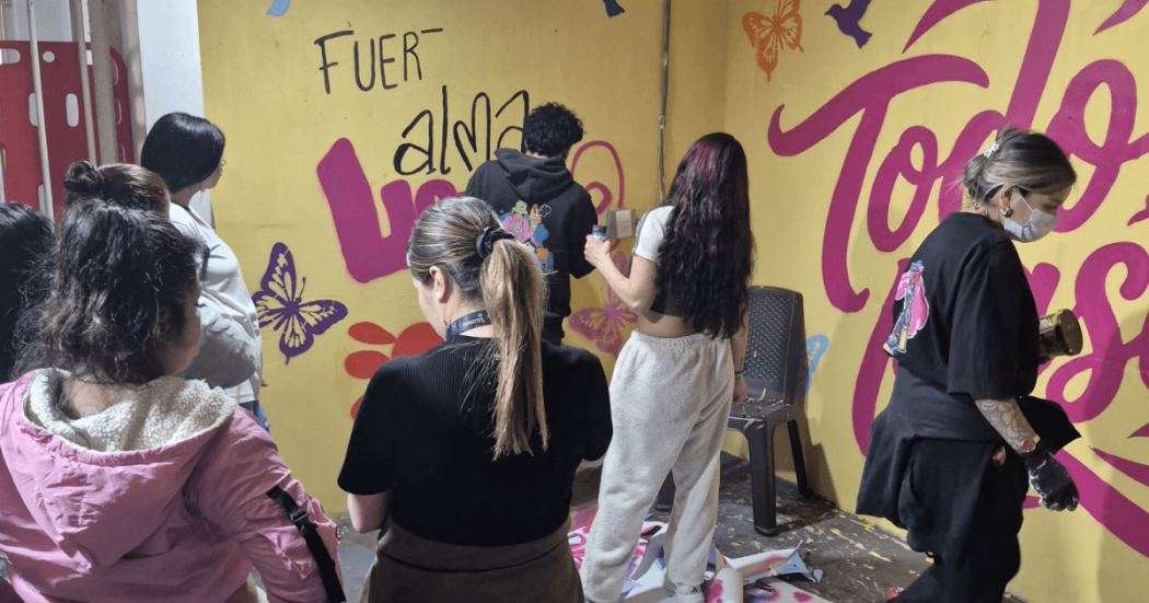 Mujeres pintando mural en la URI de Puente Aranda.