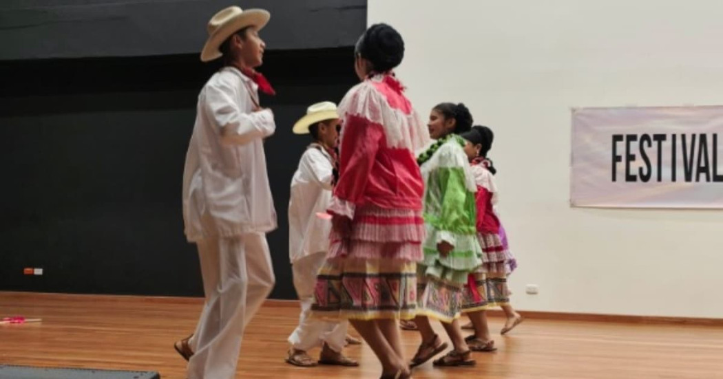 Jóvenes bailando en un escenario artístico en Bogotá.