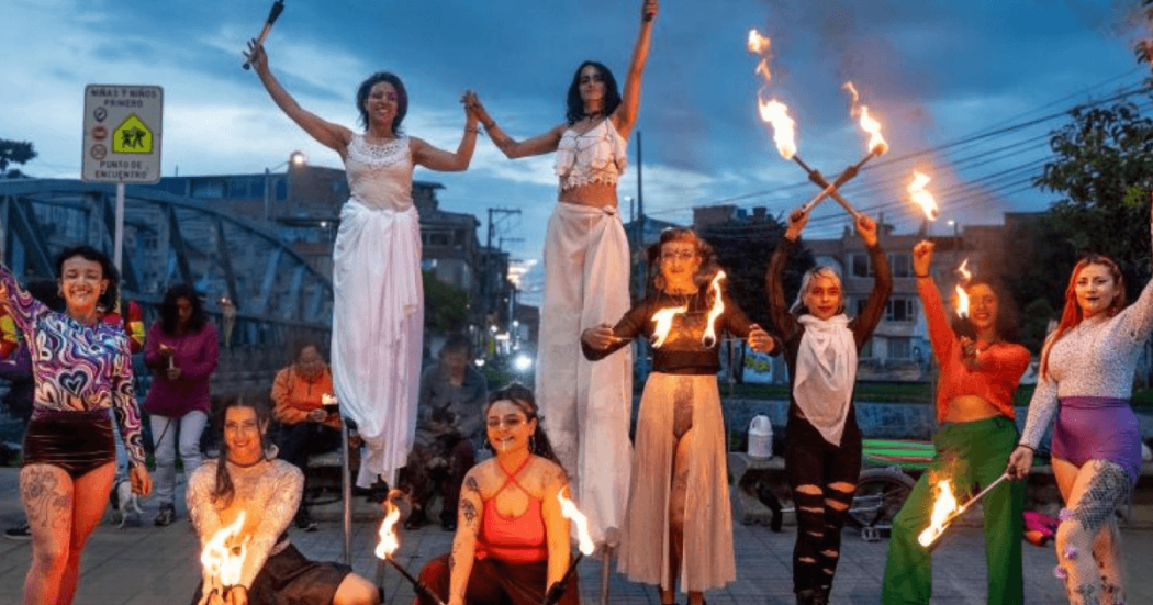 Mujeres artistas acróbatas.
