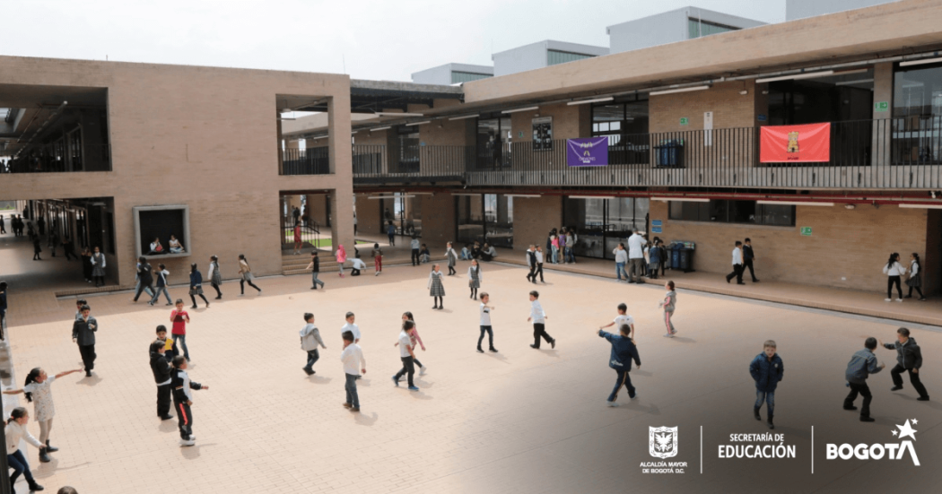 Foto que muestra estudiantes jugando en el patio de un colegio