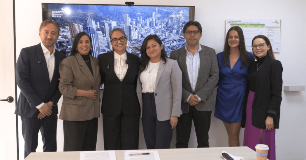 Foto que muestra un grupo de personas sonriendo 