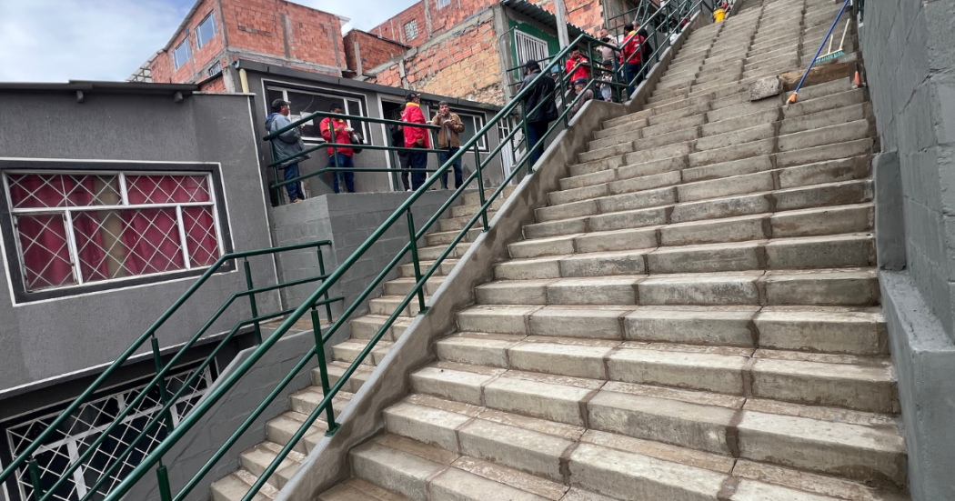 Foto de unas escaleras renovadas en la localidad de Ciudad Bolívar