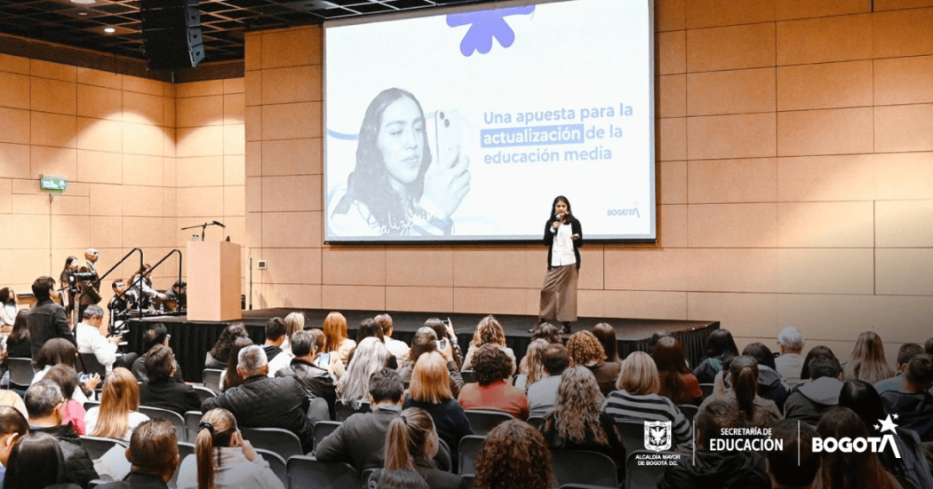 Foto que muestra gente reunida en un auditorio 