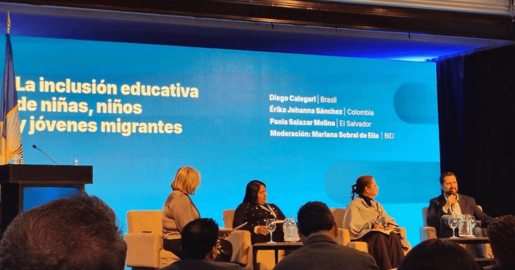 Foto que muestra personas hablando en un auditorio