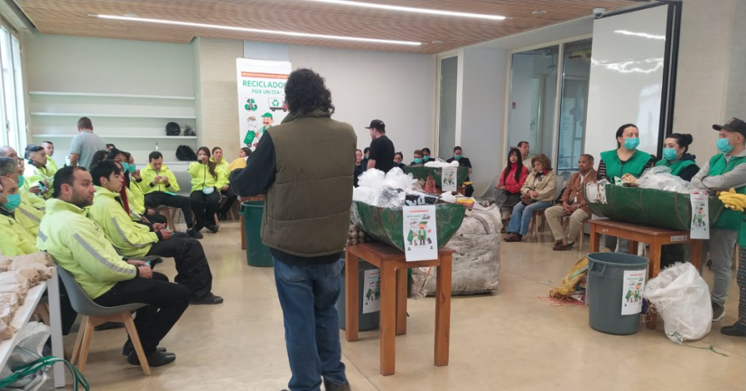 Foto de un grupo de personas en una jornada para promover el aprovechamiento de residuos