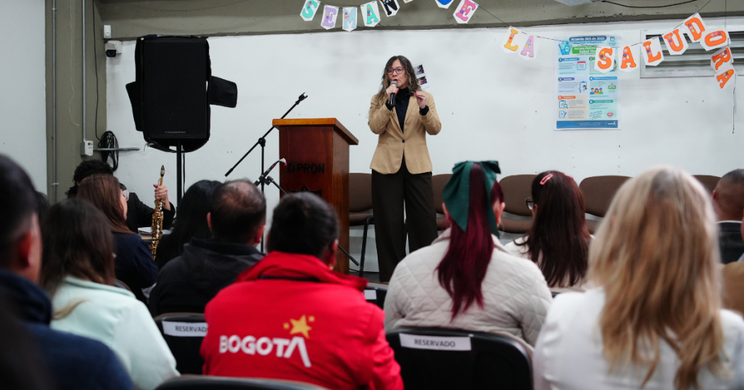 Foto de una mujer hablando en una conferencia 