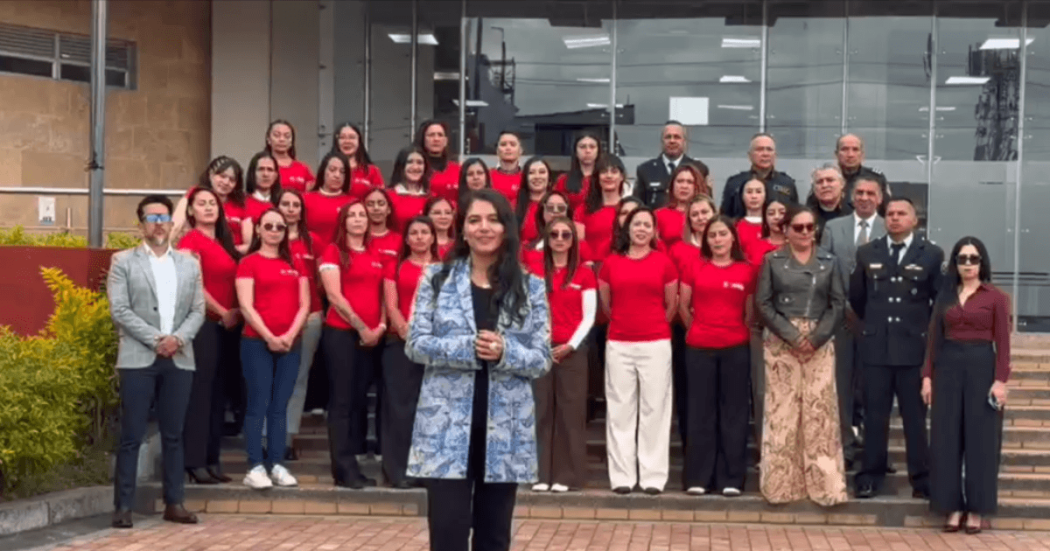 Foto de la directora del Cuerpo de Bomberos de Bogotá y las mujeres bomberas posesionadas.