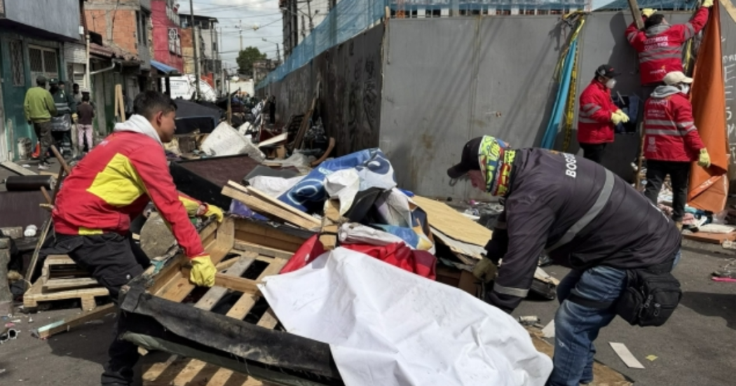 Foto de funcionarios del Distrito en un operativo de limpieza 