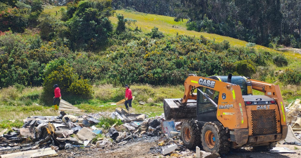 Foto de funcionarios del Distrito en un operativo de limpieza 