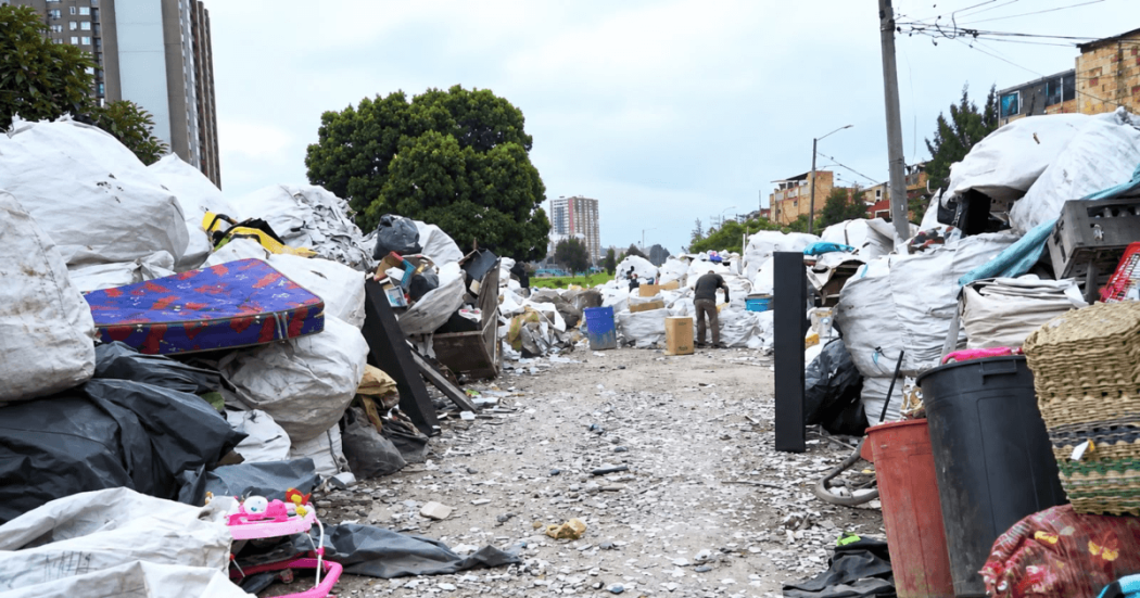 Toneladas de residuos acumuladas en ronda del río Fucha.