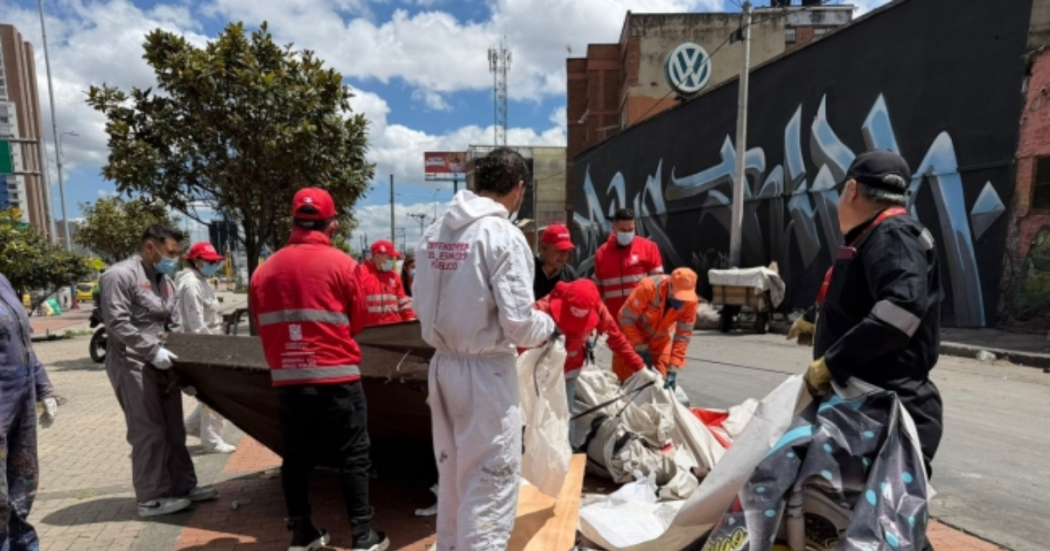 Foto de funcionarios del distrito en operativo de limpieza 