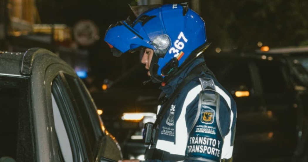 Foto de un agente de tránsito en una vía de Bogotá.