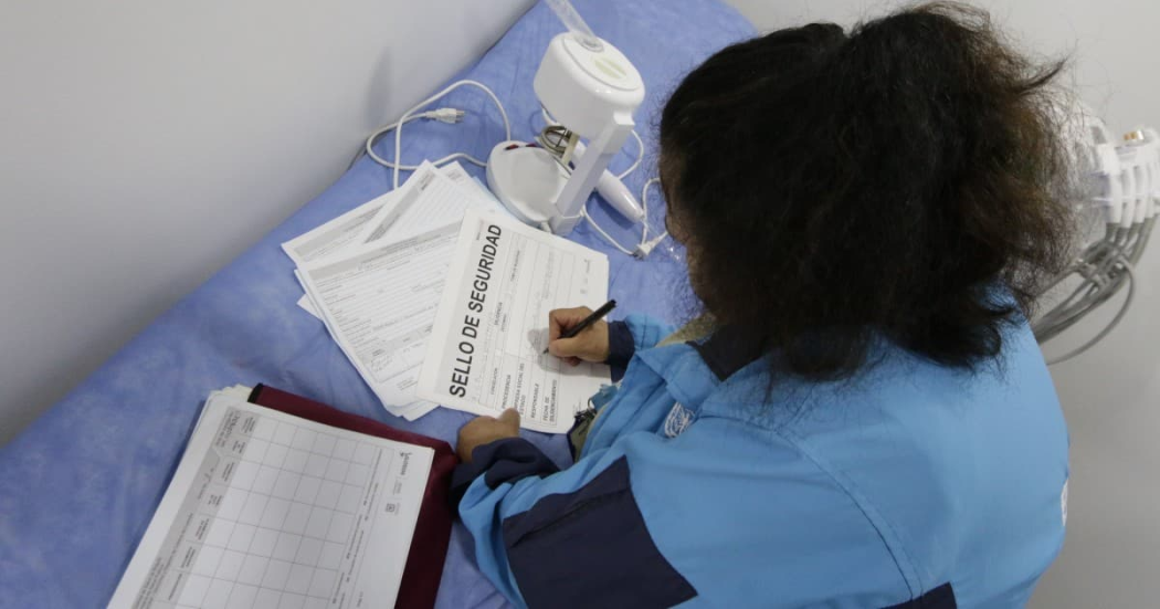 Foto de una persona firmando un papel