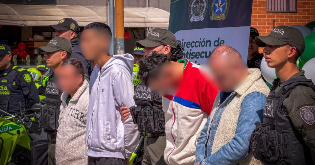 Foto de dos personas capturadas por la Policía 