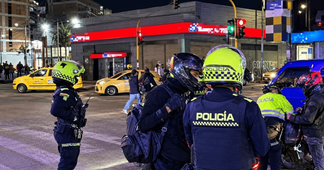 Policías en labores de registro a vehículos.
