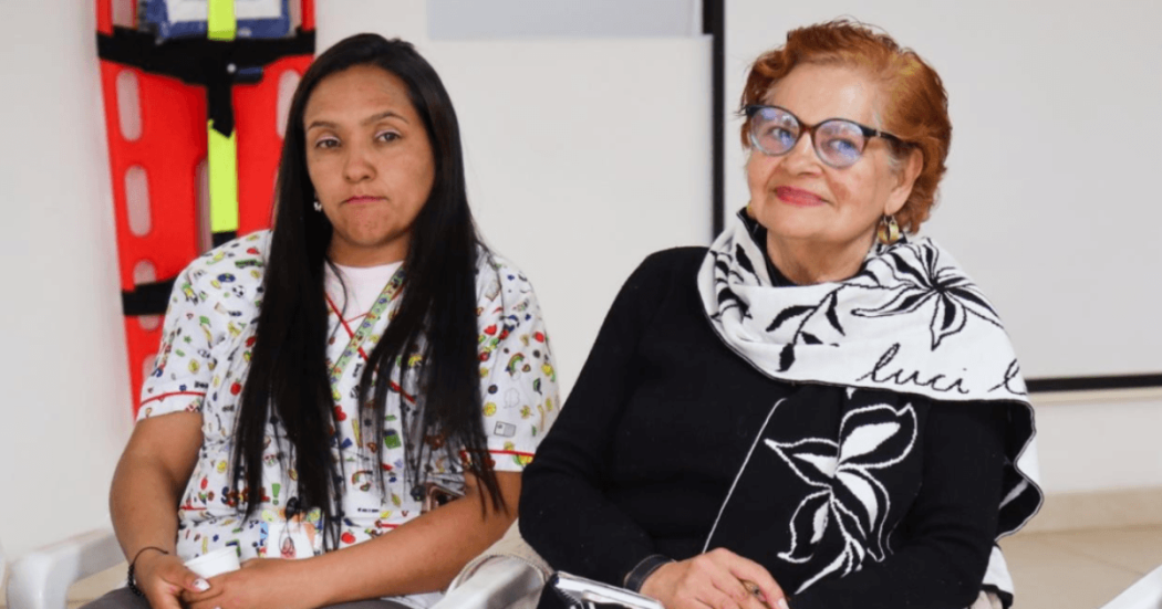 Dos mujeres sentadas.