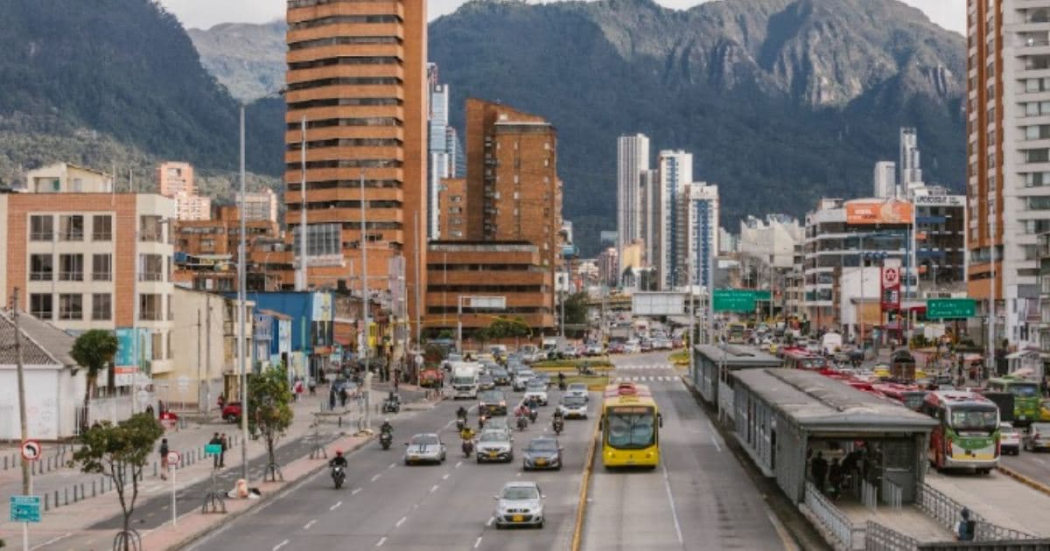 Foto de una vía de Bogotá donde se ven buses de TransMilenio y carros