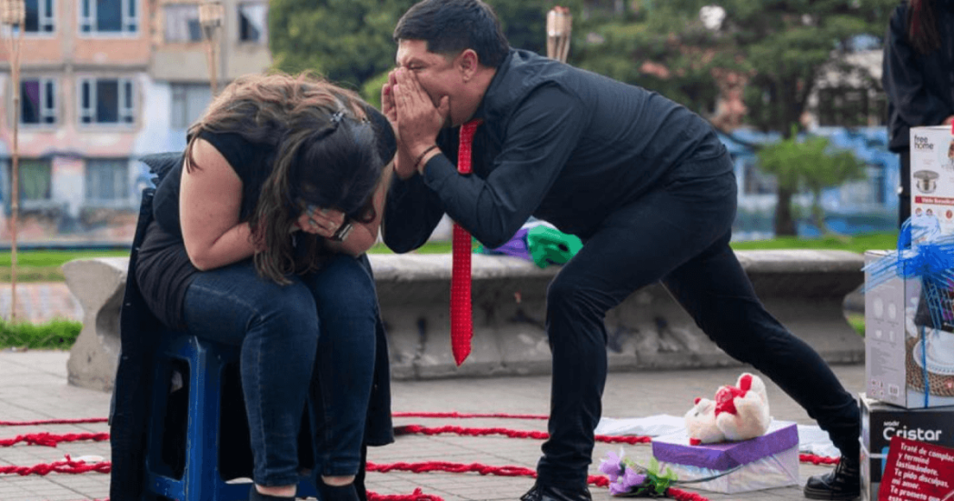 Hombre gritándole a una mujer.