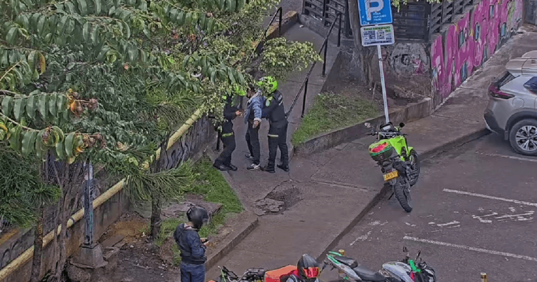 Imagen de cámara de seguridad: Policías capturando a presunto expendedor de droga. 