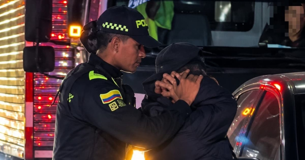Foto de un uniformado de la Policía capturando a una persona.