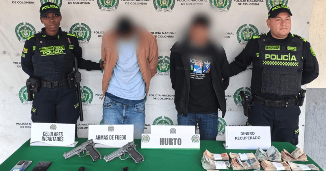 Foto que muestra dos hombres y dos policías 