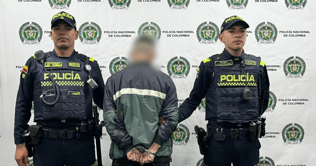 Hombre capturado en medio de dos policías.