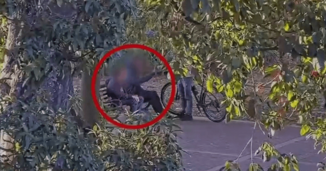 Imagen capturada por cámara de vigilancia del C4, en la que se ve al expendedor de droga vendiéndola.