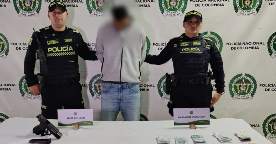 Foto de un hombre capturado junto a policías