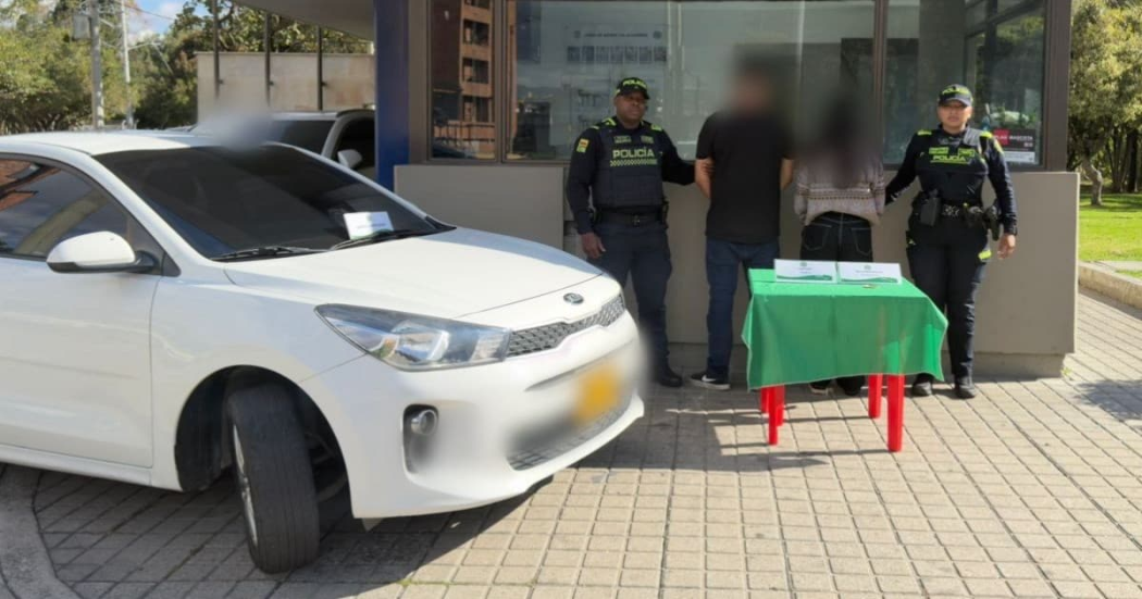 Foto de detenidos junto a policías en Bogotá