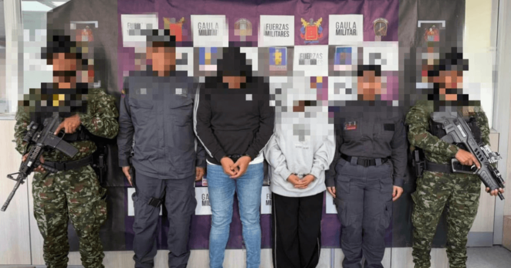 Dos personas capturadas, en medio de dos militares y dos agentes del CTI de la Fiscalía.