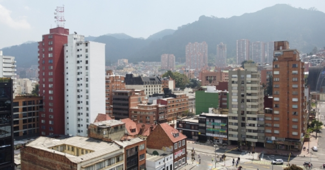 Foto de Chapinero Alto en Bogotá y de fondo los Cerros Orientales de Bogotá.