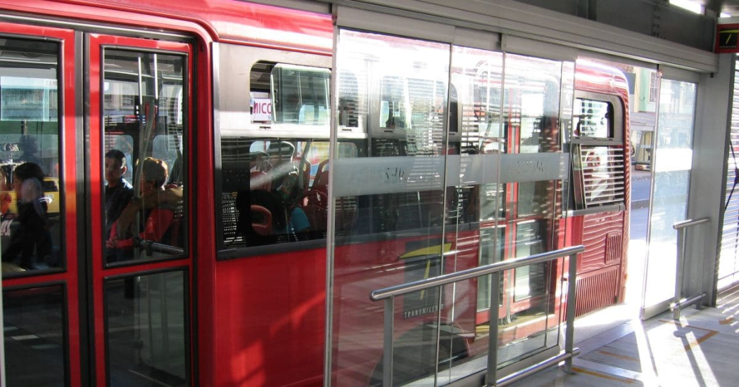 Foto de una estación de TransMilenio