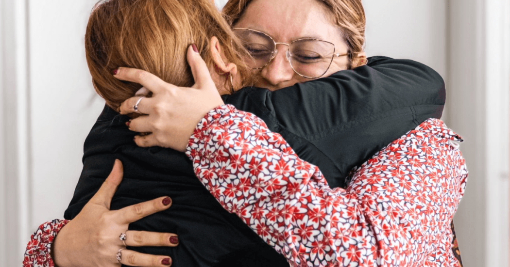 Dos mujeres abrazándose.