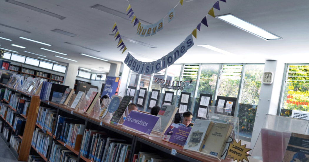 Imagen de stand de libros con aviso en letra de nuevas adquisiciones en Biblioteca pública de Bogotá