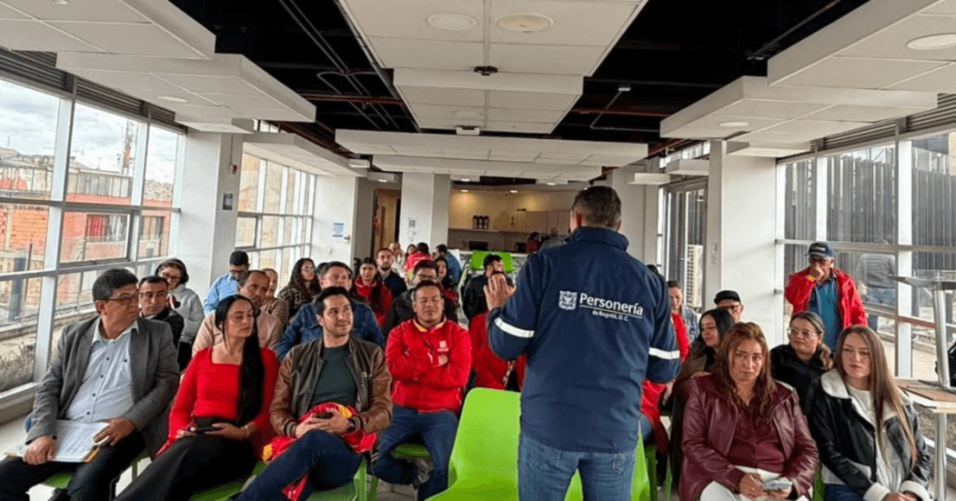 Foto que muestra un grupo de personas reunidas en un salón en el sur de Bogotá.